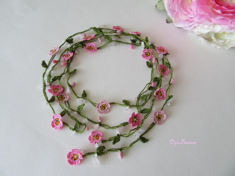 Vergissmeinnicht Micro Häkelschmuck Blume Halskette, Blauquarz Perlen Lariat, Floral lange Wickelkette