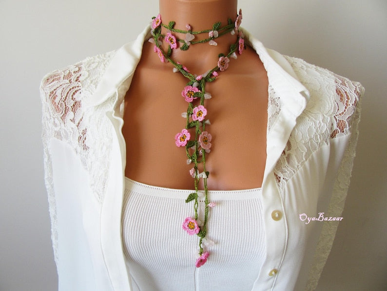 Vergissmeinnicht Micro Häkelschmuck Blume Halskette, Blauquarz Perlen Lariat, Floral lange Wickelkette