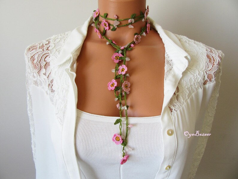Rosa Mikro Häkelblume Türkisch Oya Halskette: Quarz Perlen Lariat, lange Verpackung Blumen Schmuck