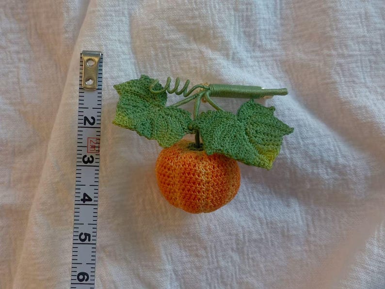 Gehäkelte Kürbis Brosche mit Blättern, Halloween Schmuck, Handarbeit, DMC Baumwollfaden, Vergoldeter Kupferverschluss