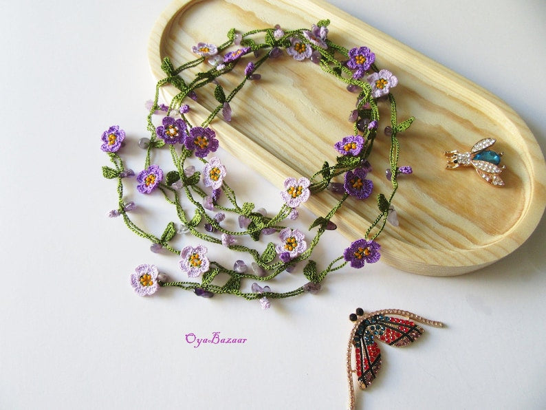 Vergissmeinnicht Micro Häkelschmuck Blume Halskette, Blauquarz Perlen Lariat, Floral lange Wickelkette