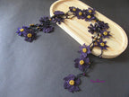 Lila Häkelkette Lariat mit Goldkristallen, Türkische Oya-Spitze, Lila Blume Lange Wrap, einzigartiger Schmuck
