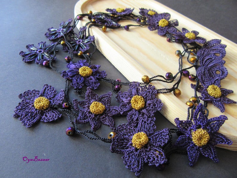 Lila Häkelkette Lariat mit Goldkristallen, Türkische Oya-Spitze, Lila Blume Lange Wrap, einzigartiger Schmuck