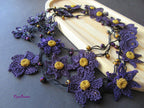 Lila Häkelkette Lariat mit Goldkristallen, Türkische Oya-Spitze, Lila Blume Lange Wrap, einzigartiger Schmuck