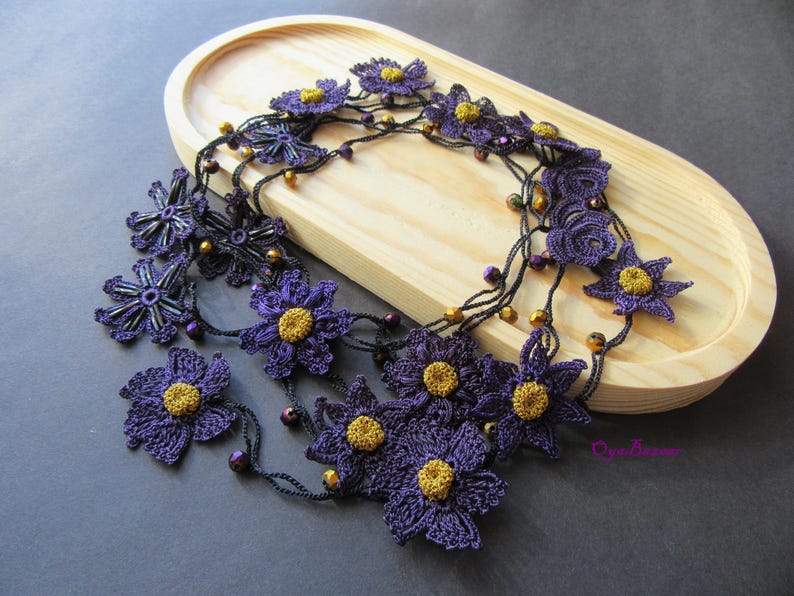 Lila Häkelkette Lariat mit Goldkristallen, Türkische Oya-Spitze, Lila Blume Lange Wrap, einzigartiger Schmuck