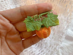 Gehäkelte Kürbis Brosche mit Blättern, Halloween Schmuck, Handarbeit, DMC Baumwollfaden, Vergoldeter Kupferverschluss