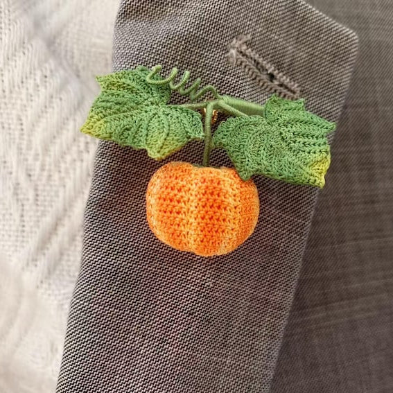 Gehäkelte Kürbis Brosche mit Blättern, Halloween Schmuck, Handarbeit, DMC Baumwollfaden, Vergoldeter Kupferverschluss