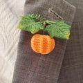 Gehäkelte Kürbis Brosche mit Blättern, Halloween Schmuck, Handarbeit, DMC Baumwollfaden, Vergoldeter Kupferverschluss