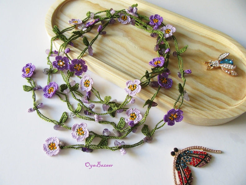 Vergissmeinnicht Micro Häkelschmuck Blume Halskette, Blauquarz Perlen Lariat, Floral lange Wickelkette