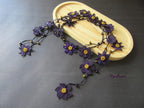 Lila Häkelkette Lariat mit Goldkristallen, Türkische Oya-Spitze, Lila Blume Lange Wrap, einzigartiger Schmuck