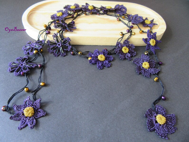 Lila Häkelkette Lariat mit Goldkristallen, Türkische Oya-Spitze, Lila Blume Lange Wrap, einzigartiger Schmuck