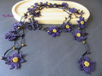 Lila Häkelkette Lariat mit Goldkristallen, Türkische Oya-Spitze, Lila Blume Lange Wrap, einzigartiger Schmuck