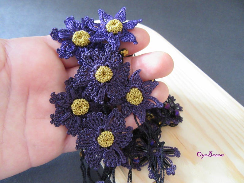 Lila Häkelkette Lariat mit Goldkristallen, Türkische Oya-Spitze, Lila Blume Lange Wrap, einzigartiger Schmuck
