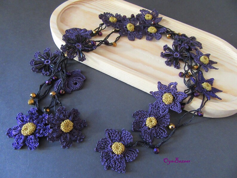 Lila Häkelkette Lariat mit Goldkristallen, Türkische Oya-Spitze, Lila Blume Lange Wrap, einzigartiger Schmuck