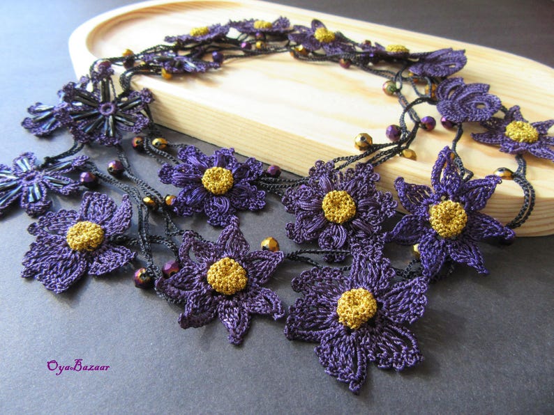 Lila Häkelkette Lariat mit Goldkristallen, Türkische Oya-Spitze, Lila Blume Lange Wrap, einzigartiger Schmuck