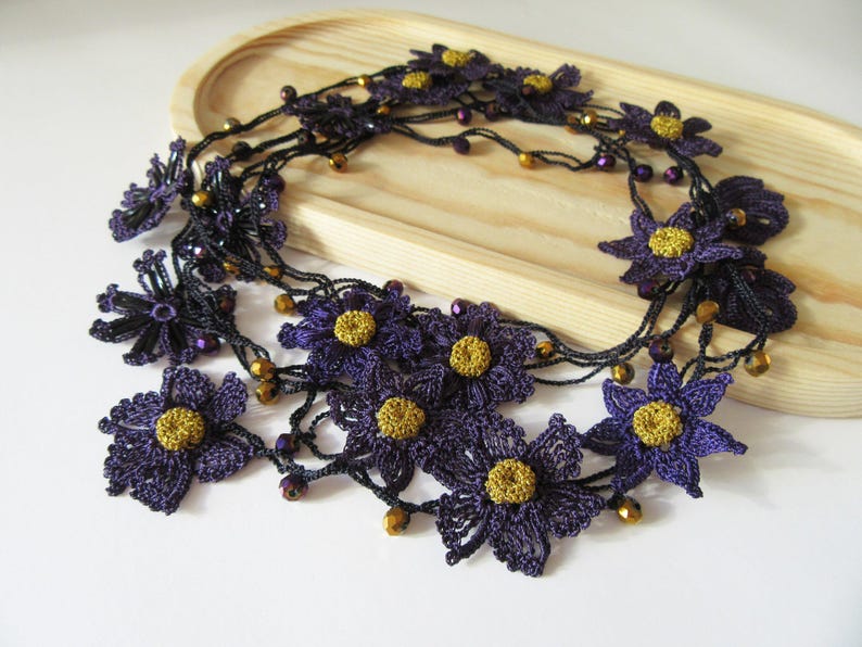 Lila Häkelkette Lariat mit Goldkristallen, Türkische Oya-Spitze, Lila Blume Lange Wrap, einzigartiger Schmuck