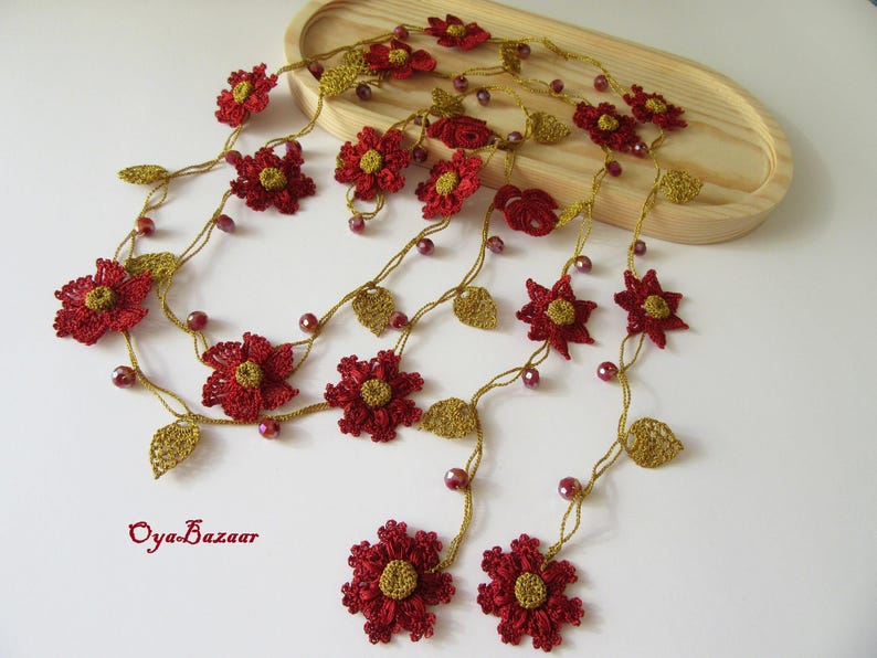 Türkische Oya Spitze Halskette Burgund und Gold, Rote Häkelblume Lariat, Kristall Perlen Lange Blumen Halskette