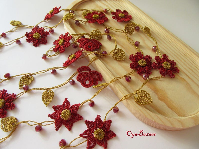 Türkische Oya Spitze Halskette Burgund und Gold, Rote Häkelblume Lariat, Kristall Perlen Lange Blumen Halskette