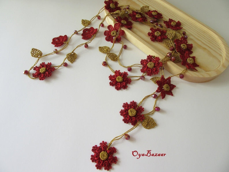 Türkische Oya Spitze Halskette Burgund und Gold, Rote Häkelblume Lariat, Kristall Perlen Lange Blumen Halskette