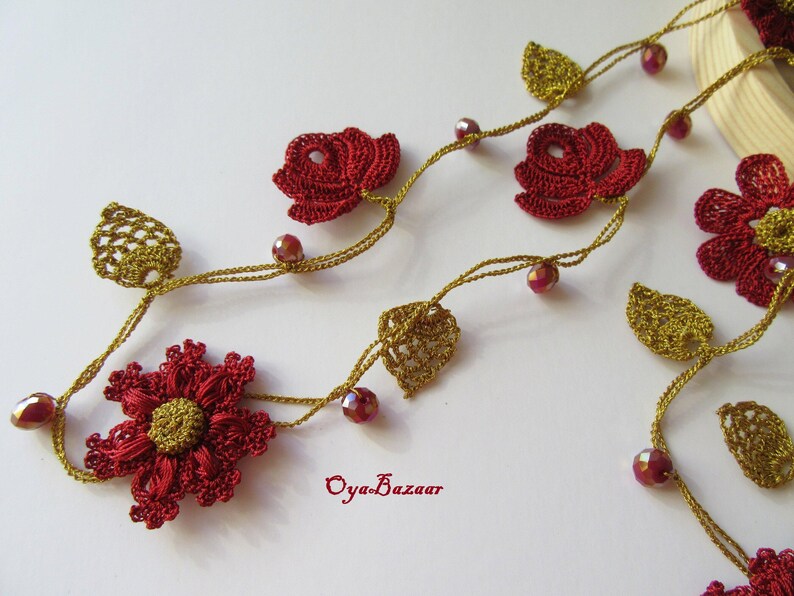 Türkische Oya Spitze Halskette Burgund und Gold, Rote Häkelblume Lariat, Kristall Perlen Lange Blumen Halskette