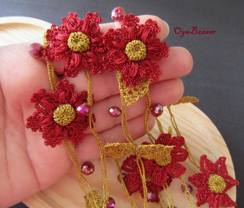 Türkische Oya Spitze Halskette Burgund und Gold, Rote Häkelblume Lariat, Kristall Perlen Lange Blumen Halskette