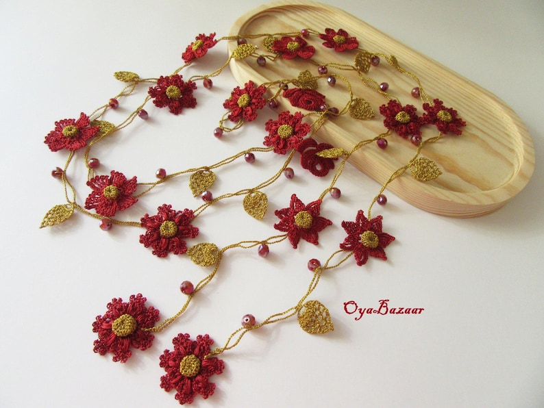 Türkische Oya Spitze Halskette Burgund und Gold, Rote Häkelblume Lariat, Kristall Perlen Lange Blumen Halskette