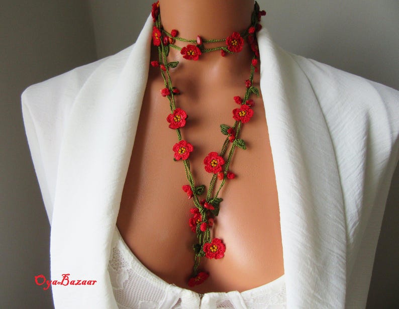 Vergissmeinnicht Micro Häkelschmuck Blume Halskette, Blauquarz Perlen Lariat, Floral lange Wickelkette
