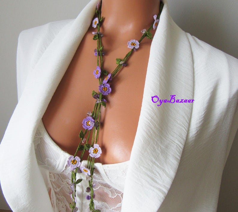 Vergissmeinnicht Micro Häkelschmuck Blume Halskette, Blauquarz Perlen Lariat, Floral lange Wickelkette