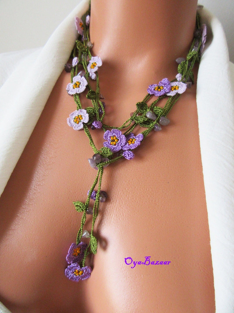 Vergissmeinnicht Micro Häkelschmuck Blume Halskette, Blauquarz Perlen Lariat, Floral lange Wickelkette