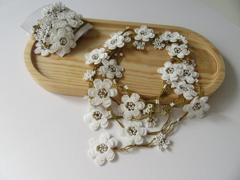 Weiße Blume Lange Wickelkette, Perlen häkeln Lariat, Boho Blumen Halskette
