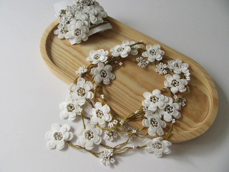 Weiße Blume Lange Wickelkette, Perlen häkeln Lariat, Boho Blumen Halskette