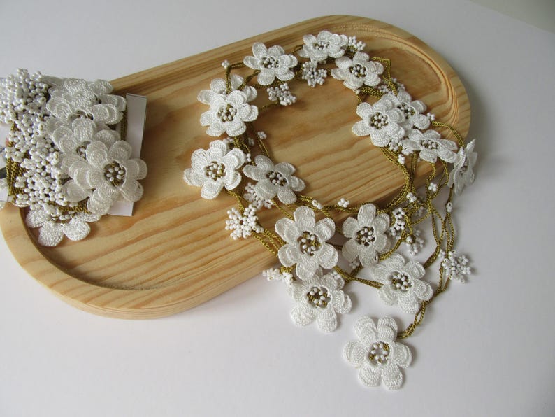 Weiße Blume Lange Wickelkette, Perlen häkeln Lariat, Boho Blumen Halskette