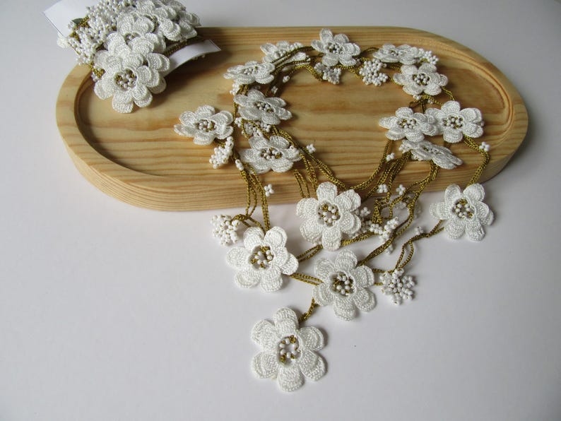 Weiße Blume Lange Wickelkette, Perlen häkeln Lariat, Boho Blumen Halskette