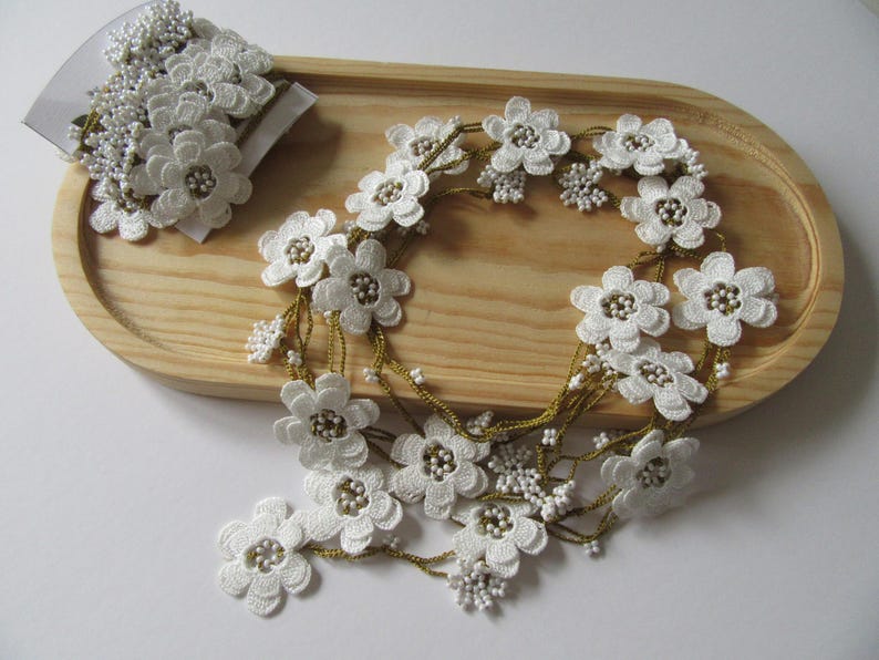 Weiße Blume Lange Wickelkette, Perlen häkeln Lariat, Boho Blumen Halskette