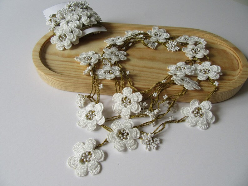 Weiße Blume Lange Wickelkette, Perlen häkeln Lariat, Boho Blumen Halskette