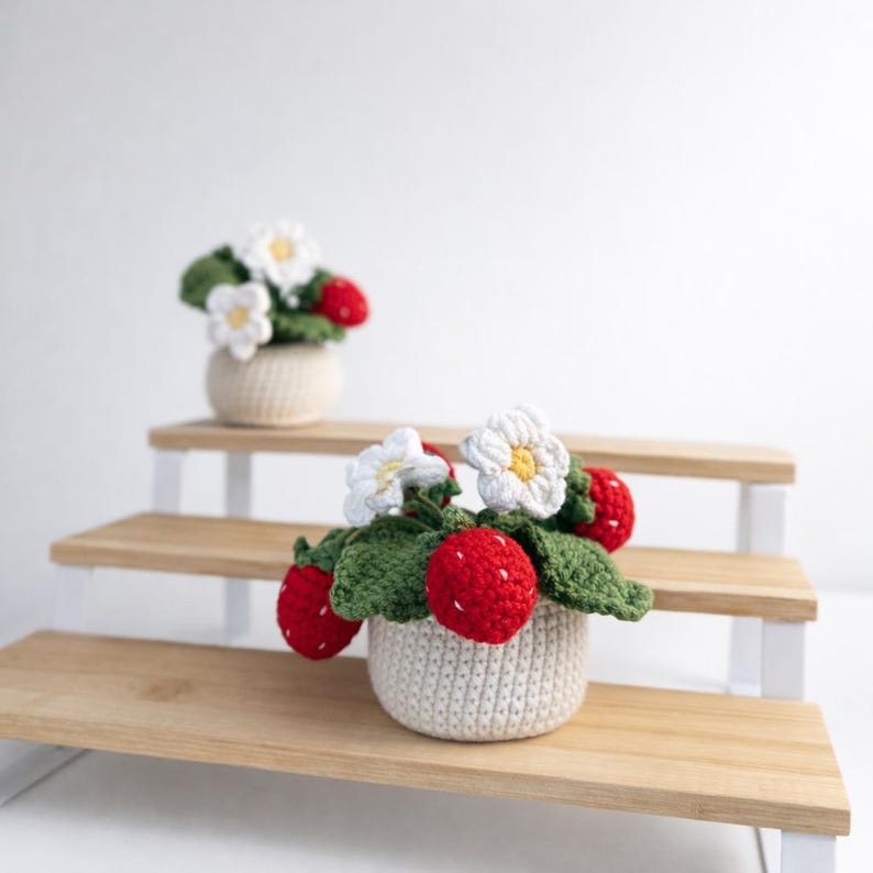 Gehäkelte Erdbeerpflanze, mittlere Größe, handgemachter Blumentopfdekor, künstliche Blume, Schreibtischdekor