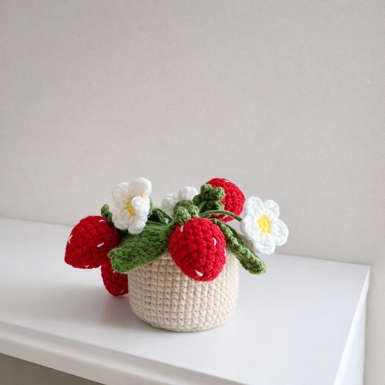 Gehäkelte Erdbeerpflanze, mittlere Größe, handgemachter Blumentopfdekor, künstliche Blume, Schreibtischdekor