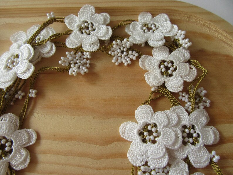 Weiße Blume Lange Wickelkette, Perlen häkeln Lariat, Boho Blumen Halskette