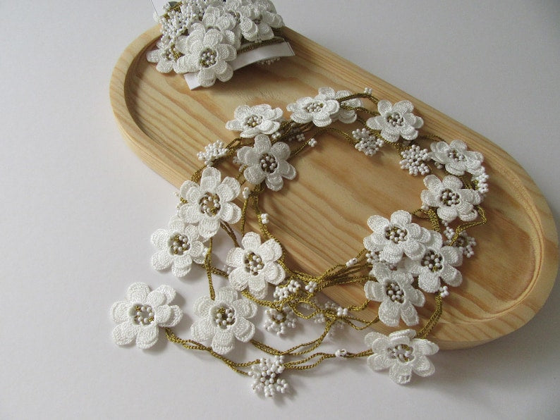 Weiße Blume Lange Wickelkette, Perlen häkeln Lariat, Boho Blumen Halskette