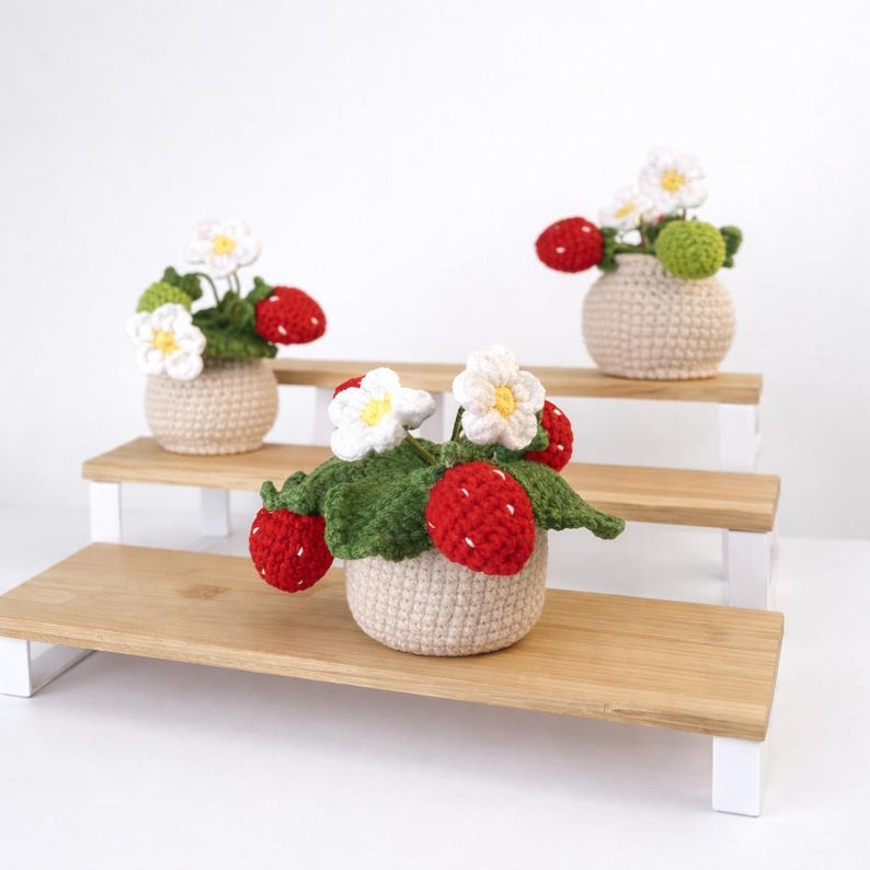 Gehäkelte Erdbeerpflanze, mittlere Größe, handgemachter Blumentopfdekor, künstliche Blume, Schreibtischdekor