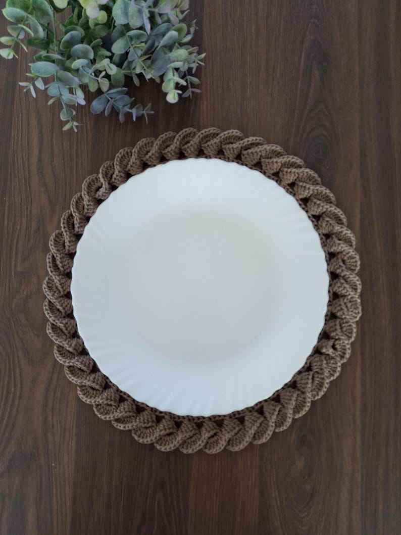 Gehäkeltes Tischset mit geflochtenem Rand, Boho Tischdeko, 30-32 cm, Makramee-Polyesterseil