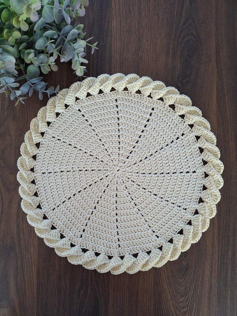 Gehäkeltes Tischset mit geflochtenem Rand, Boho Tischdeko, 30-32 cm, Makramee-Polyesterseil