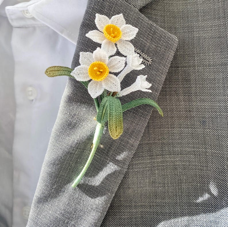 Mikro gehäkelte Narzisse Blumen-Brosche, handgemachte Anstecknadel, DMC Cordonnet, vergoldete Kupfer Brosche Verschluss