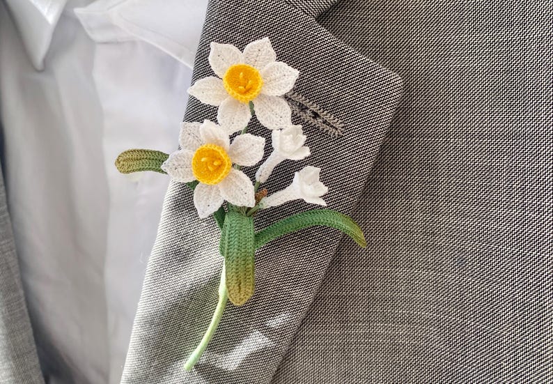 Mikro gehäkelte Narzisse Blumen-Brosche, handgemachte Anstecknadel, DMC Cordonnet, vergoldete Kupfer Brosche Verschluss