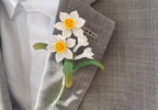 Mikro gehäkelte Narzisse Blumen-Brosche, handgemachte Anstecknadel, DMC Cordonnet, vergoldete Kupfer Brosche Verschluss