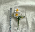 Mikro gehäkelte Narzisse Blumen-Brosche, handgemachte Anstecknadel, DMC Cordonnet, vergoldete Kupfer Brosche Verschluss