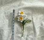 Mikro gehäkelte Narzisse Blumen-Brosche, handgemachte Anstecknadel, DMC Cordonnet, vergoldete Kupfer Brosche Verschluss