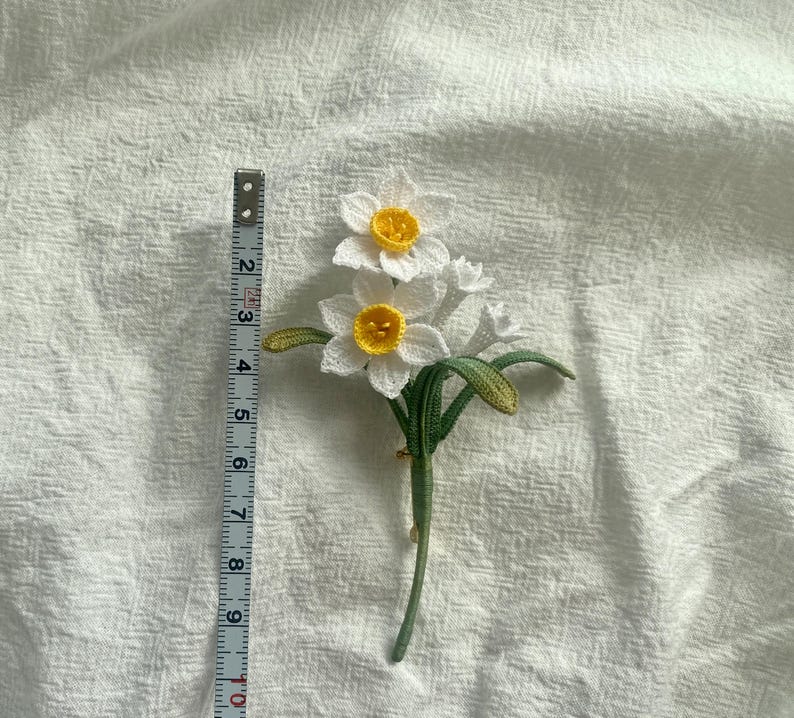 Mikro gehäkelte Narzisse Blumen-Brosche, handgemachte Anstecknadel, DMC Cordonnet, vergoldete Kupfer Brosche Verschluss