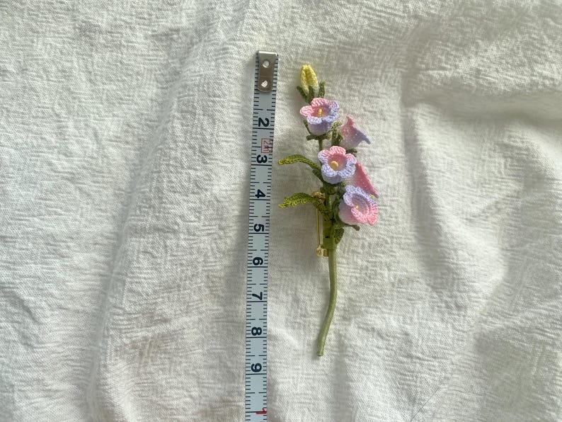 Micro gehäkelte Glocke Blumen-Brosche / Anstecknadel aus DMC Cordonnet mit vergoldetem Kupferverschluss