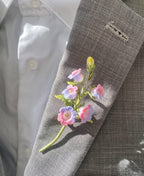 Micro gehäkelte Glocke Blumen-Brosche / Anstecknadel aus DMC Cordonnet mit vergoldetem Kupferverschluss